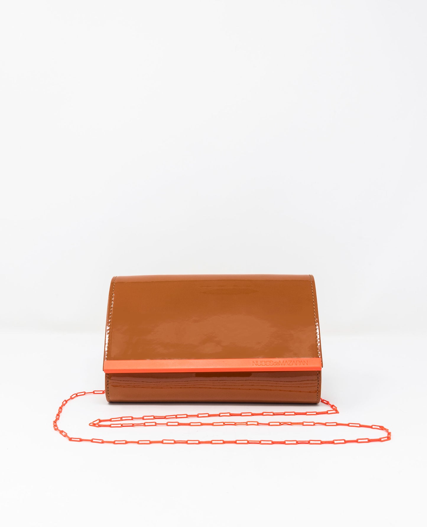 POCHETTE CON CATENA IN VERNICE
