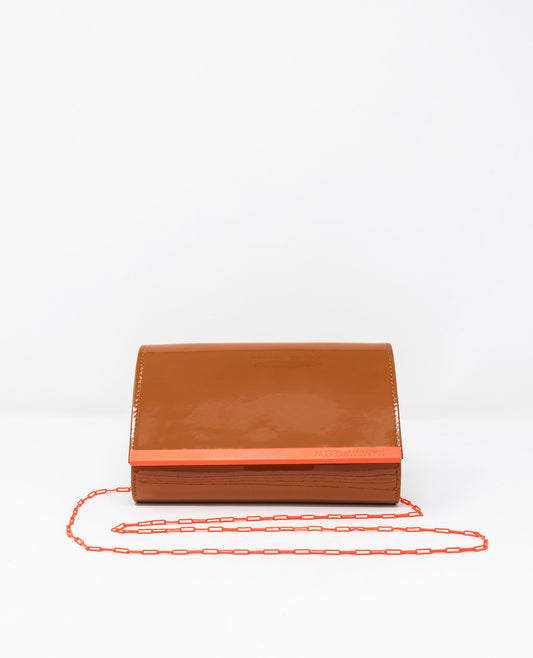 POCHETTE CON CATENA IN VERNICE
