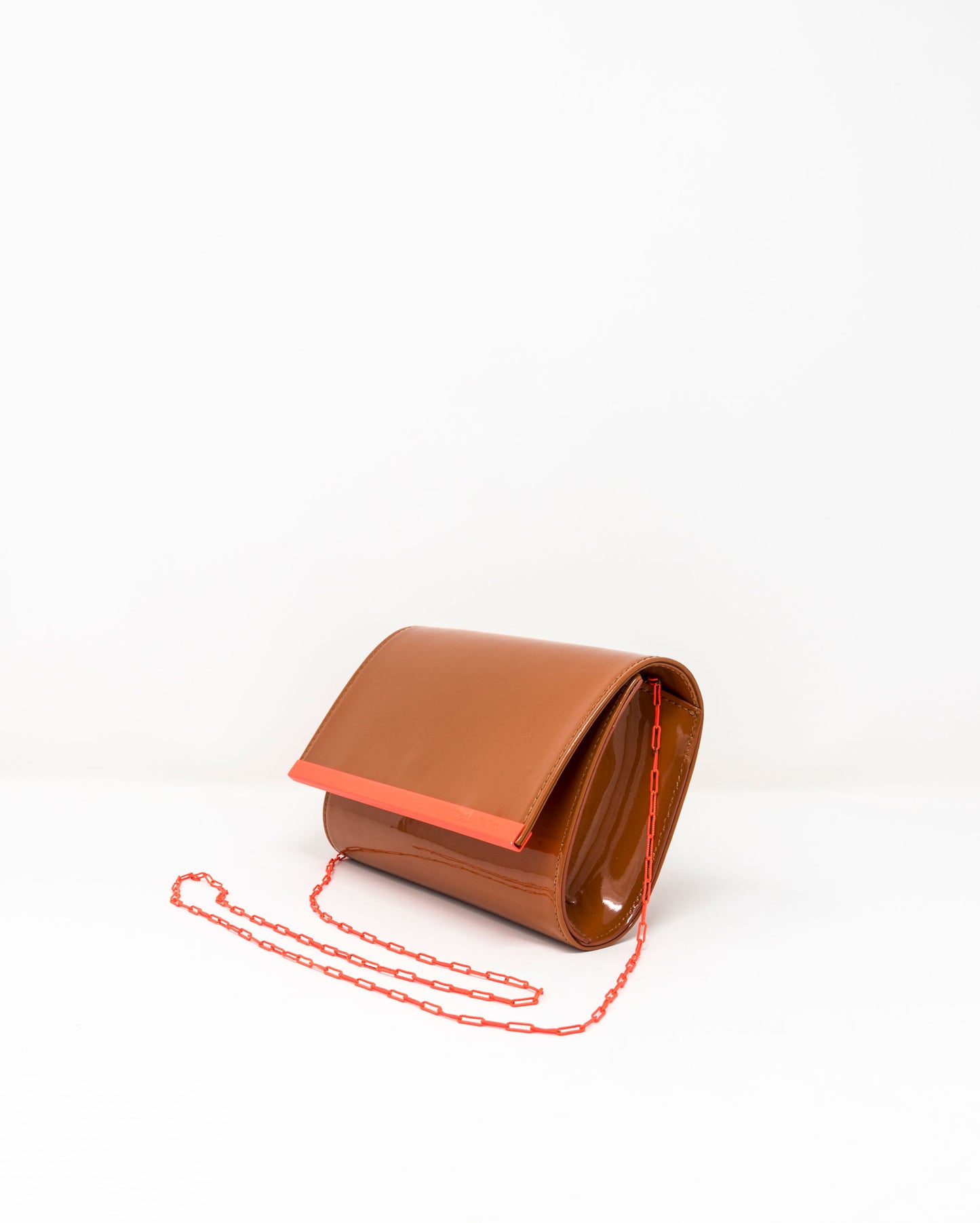 POCHETTE CON CATENA IN VERNICE