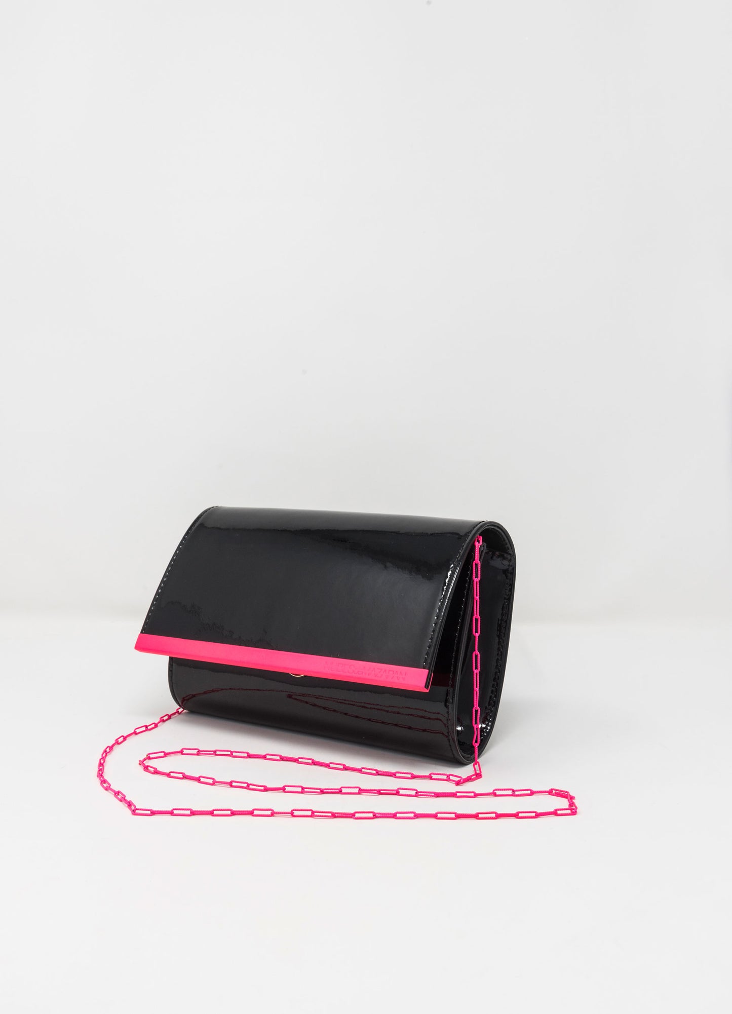 POCHETTE CON CATENA IN VERNICE