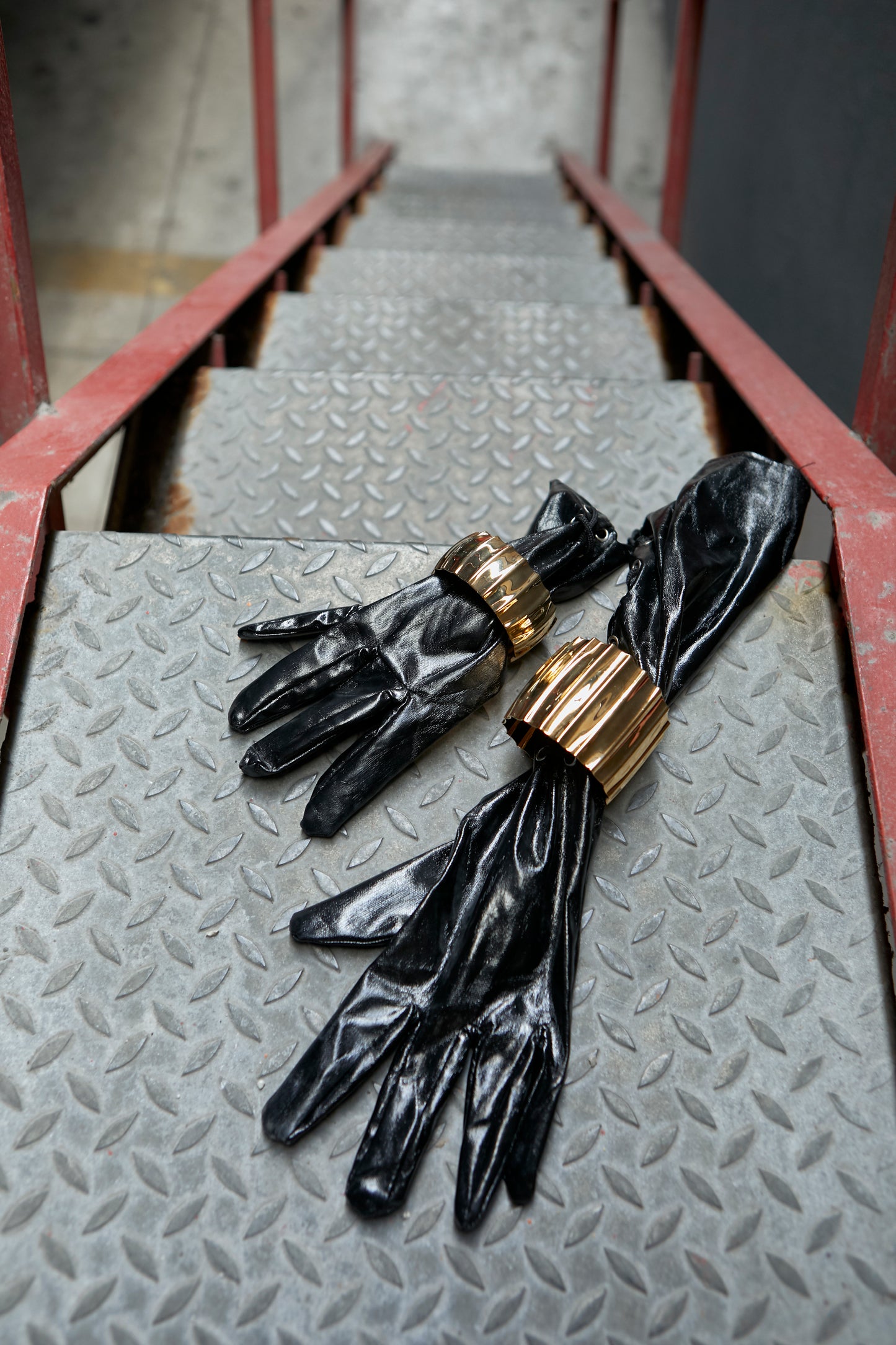BRACCIALE RIGIDO IN OTTONE PLACCATO ORO 18KT